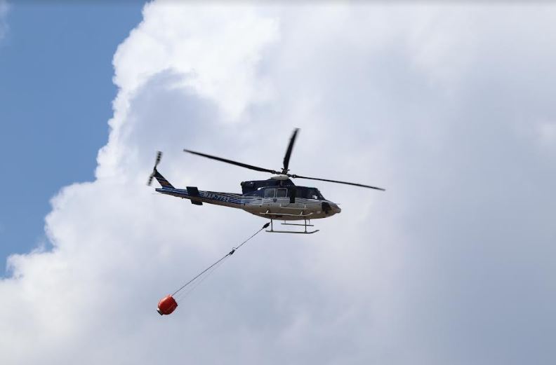 (ВИДЕО) Хеликоптерите на МВР исфрлија 54 тони вода на пожарот кај Свети Николе