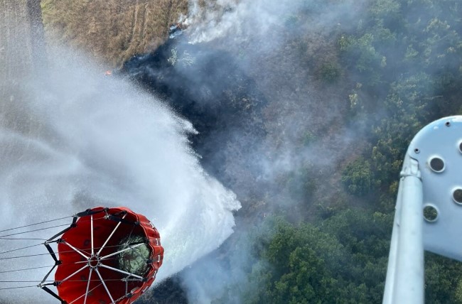 (ВИДЕО) Се локализира пожарот кај велешка Отовица, МВР објави снимка од хеликоптер
