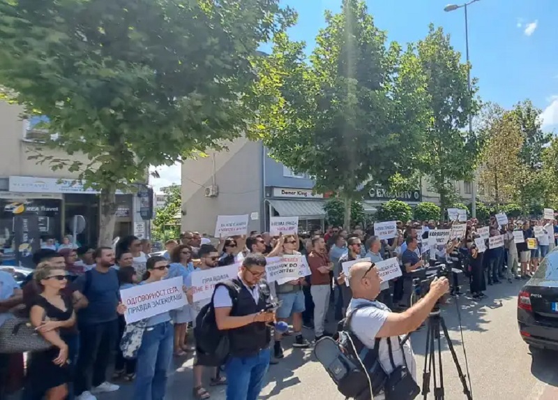 Разрешување на Јовески и правда за жртвите во трагедијата во модуларната болница, побараа граѓаните на протестот во Тетово