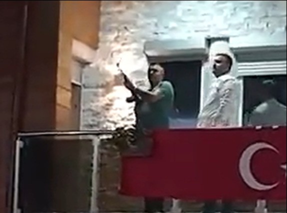 (ВИДЕО) Ковачки: Командир во полиција пука со калашников од балкон