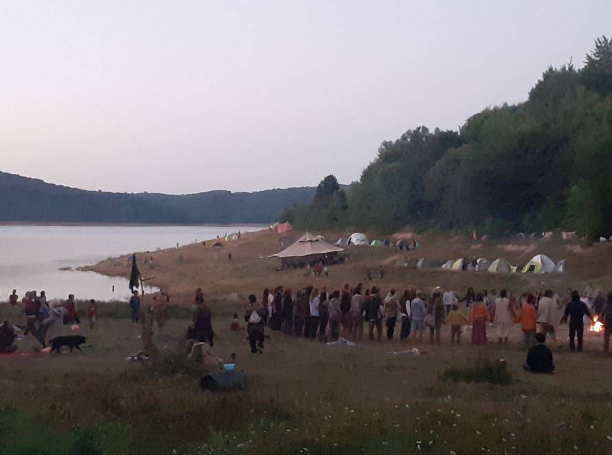 Стотици лица од хипи секта кампуваат и палат оган покрај Мавровското езеро