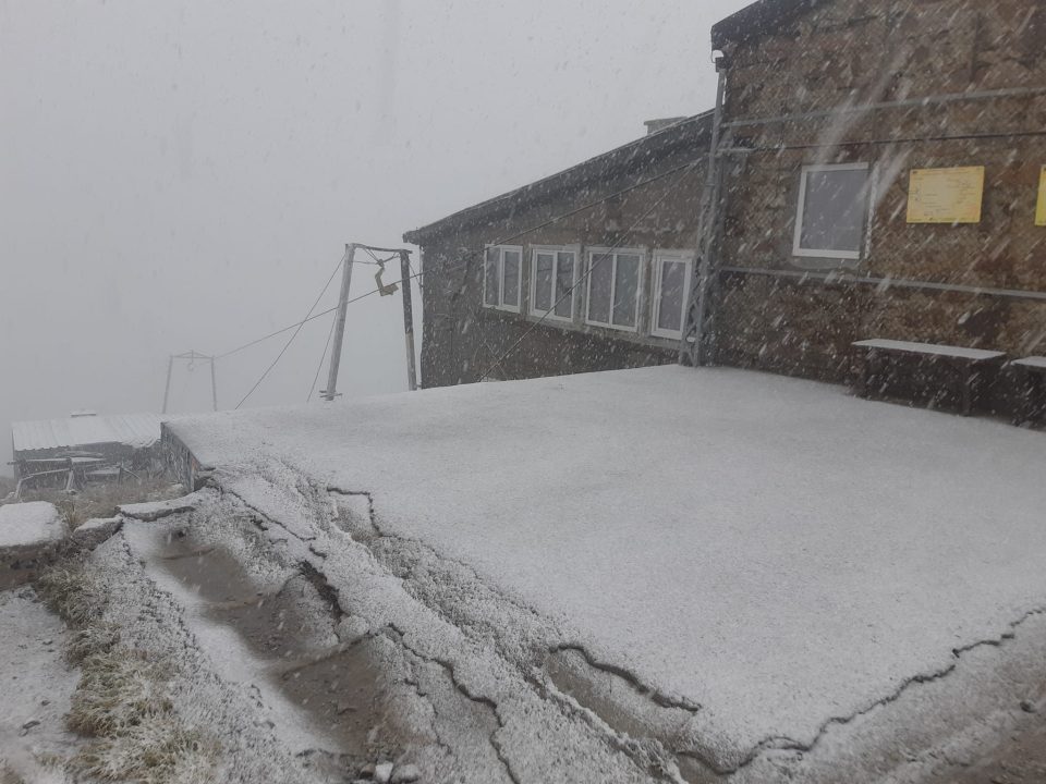 (ФОТО) Падна првиот снег на Балканот среде август
