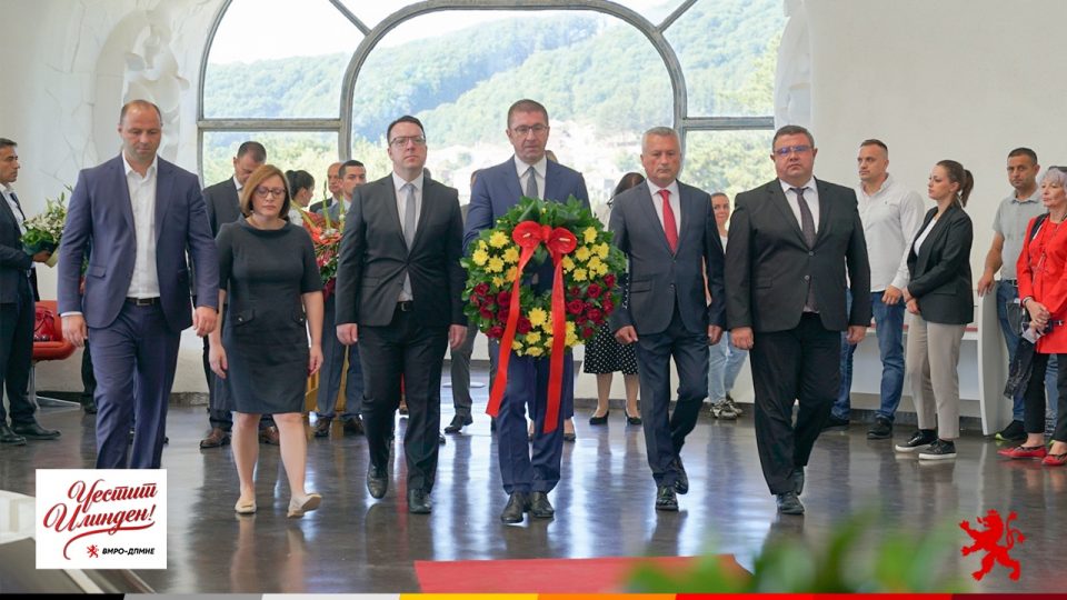 Делегација на ВМРО-ДПМНЕ положи цвеќе во Крушево: Борбата за Македонија никогаш нема да престане!