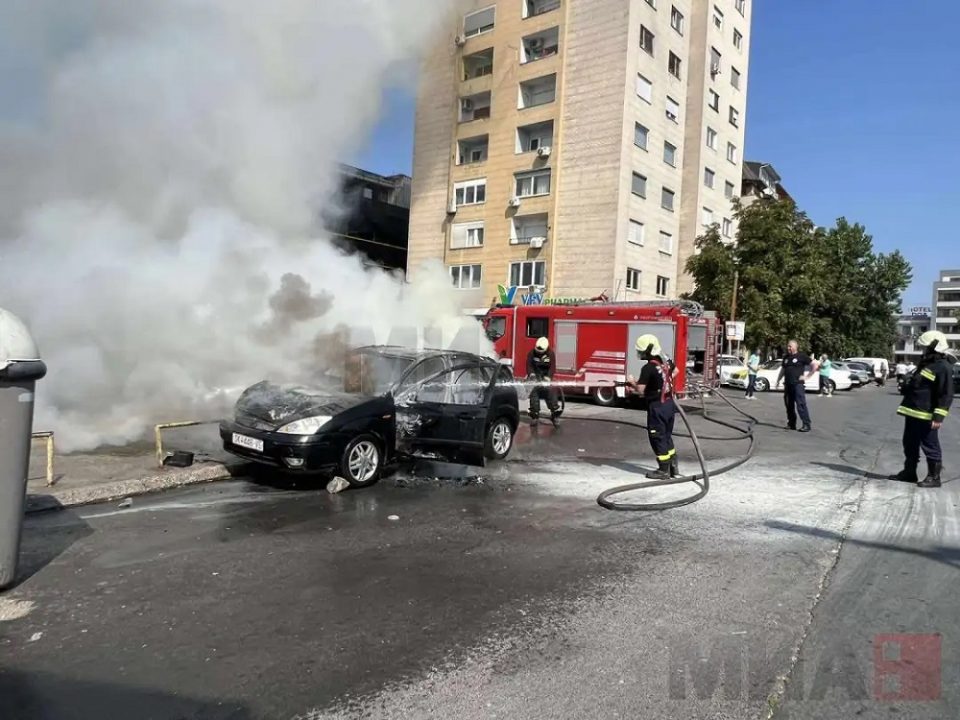 (ФОТО) Се запали автомобил кај плоштадот „Скендербег“