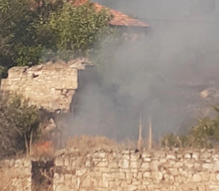 Кумановските пожарникари спречија пожарот во Бељаковце да зафати напуштени куќи