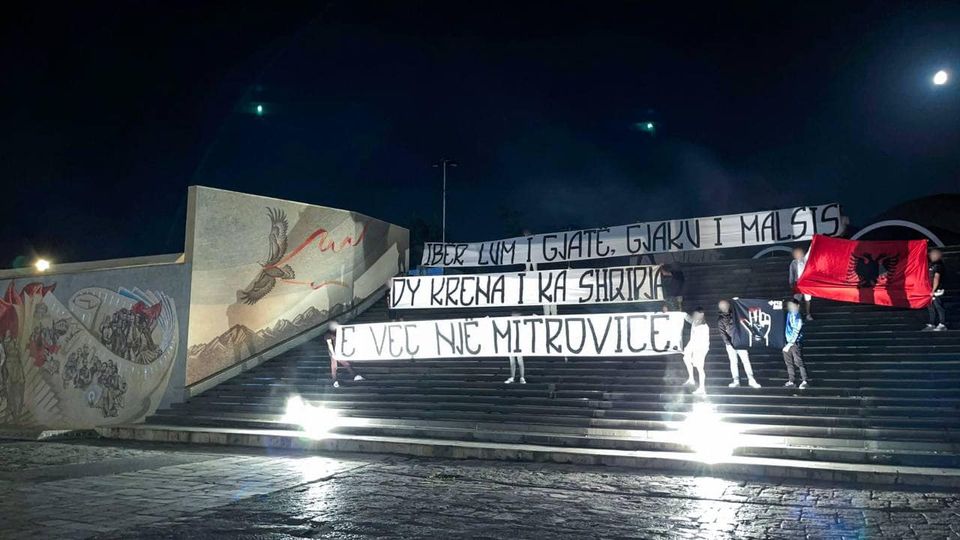 „Орелот има две глави, една е Митровица“: Порака од плоштадот Скендербег во Скопје