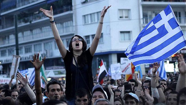 Околу 5.000 лица вчера протестираа во Солун против новите лични карти во Грција, како резултат на пласираните теории на заговори