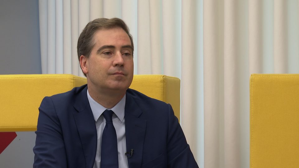 (ВИДЕО) Макрон сака да ја види Македонија во ЕУ, вели францускиот министер Бешт