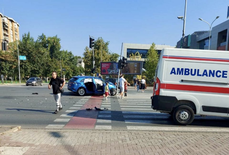 (ФОТО) Возило на Брза помош направи судар на раскрсницата кај Сити Мол