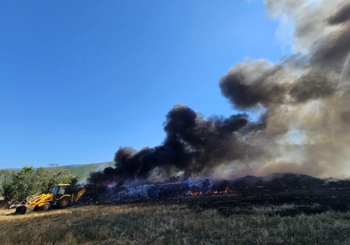 Пожарникарите со огнот се борат два дена: Пожари на нови депонии, граѓаните се гушат во чад и смрдеа