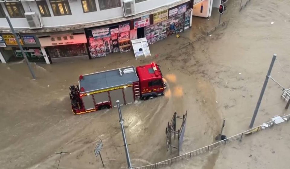 Во Хонг Конг улиците се претворија во реки