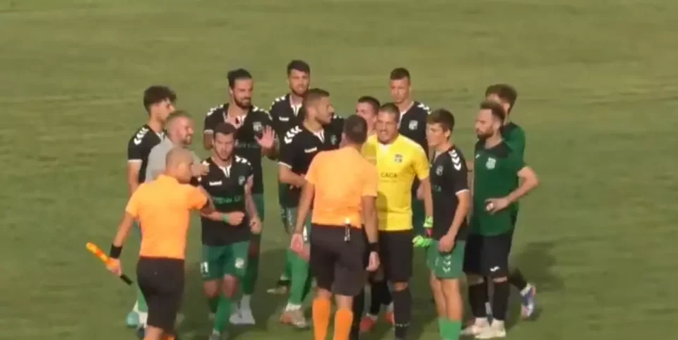 Суспендиран теренот на Башкими откако навивач нападна фудбалер