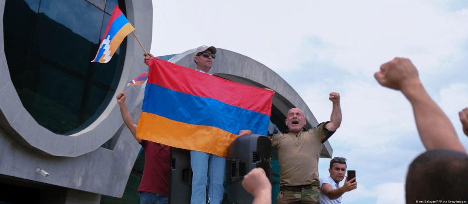 Ерменија го обвини Азербејџан за неиспровоцирана агресија, руските сили евакуираа повеќе од 2.000 луѓе