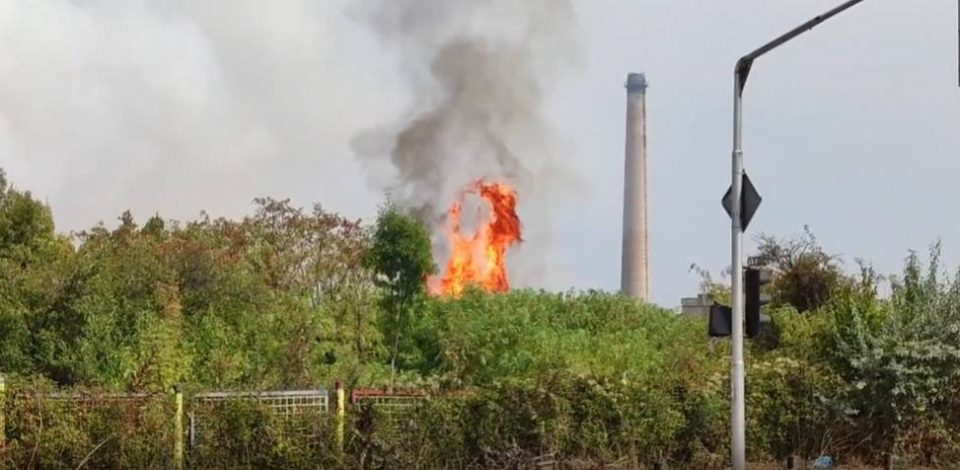 Изгаснат е пожарот во поранешната фабрика ОХИС