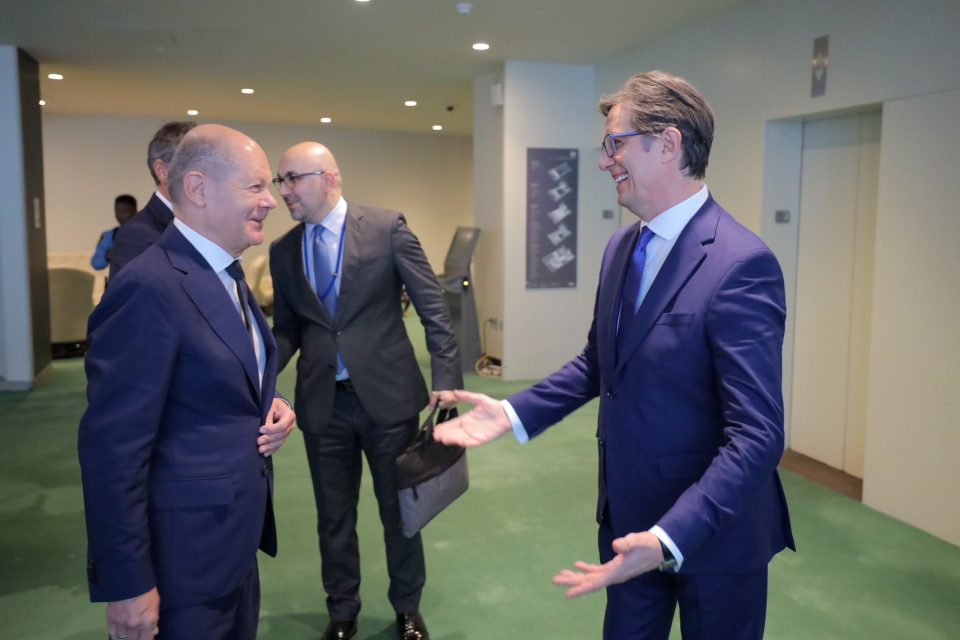 Претседателот Пендаровски во Њујорк оствари средба со германскиот канцелар Шолц