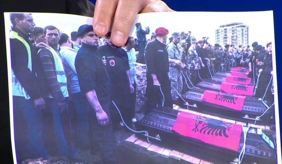 По осудата на прогласениот ден на жалост за загинатите во Бањска, Вучиќ покажа фотографии од погребот на терористите од Диво Насеље