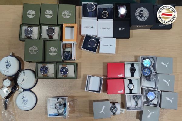 (ФОТО) Спречен шверц на 20 рачни часовници од познати модни брендови