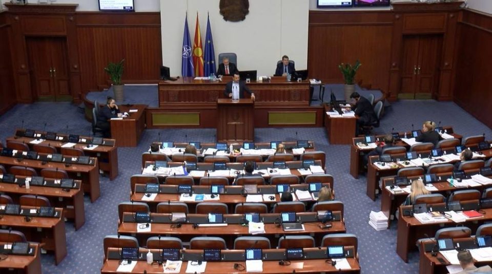 ВМРО-ДПМНЕ бара од собранискиот спикер, денеска да се стави на гласање потребата од уставни измени, власта ќе чека мнозинство