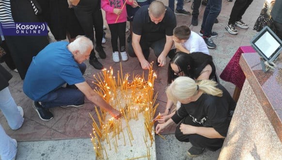 Србите на Косово жалат за загинатите сонародници: Палат свеќа за жртвите од Бањска