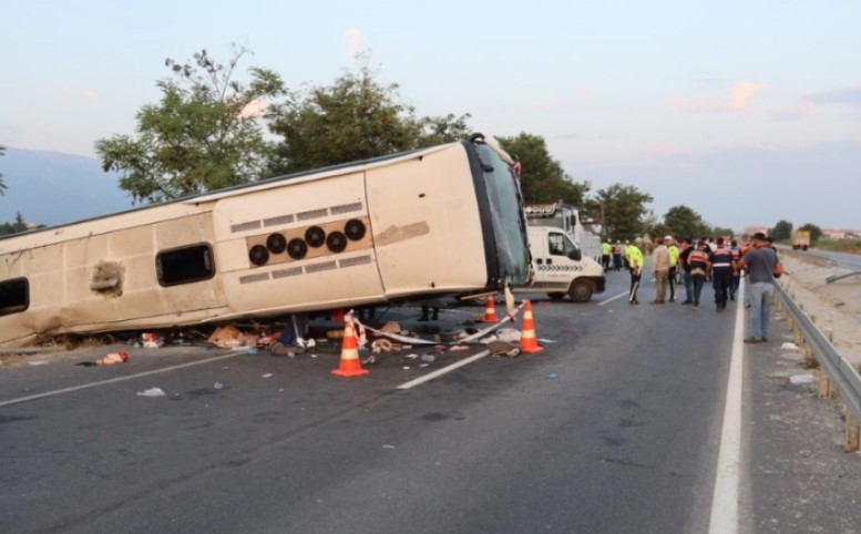 УЖАС во Турција: Шест загинати и 42 повредени во судар на автобус и камион