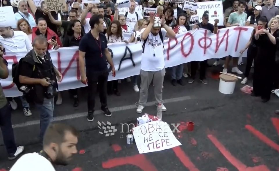 Во стилот на шарена револуција, демонстрантите на асфалтот пред Влада со црвена боја испишаа убијци и оставија отпечатоци од дланки