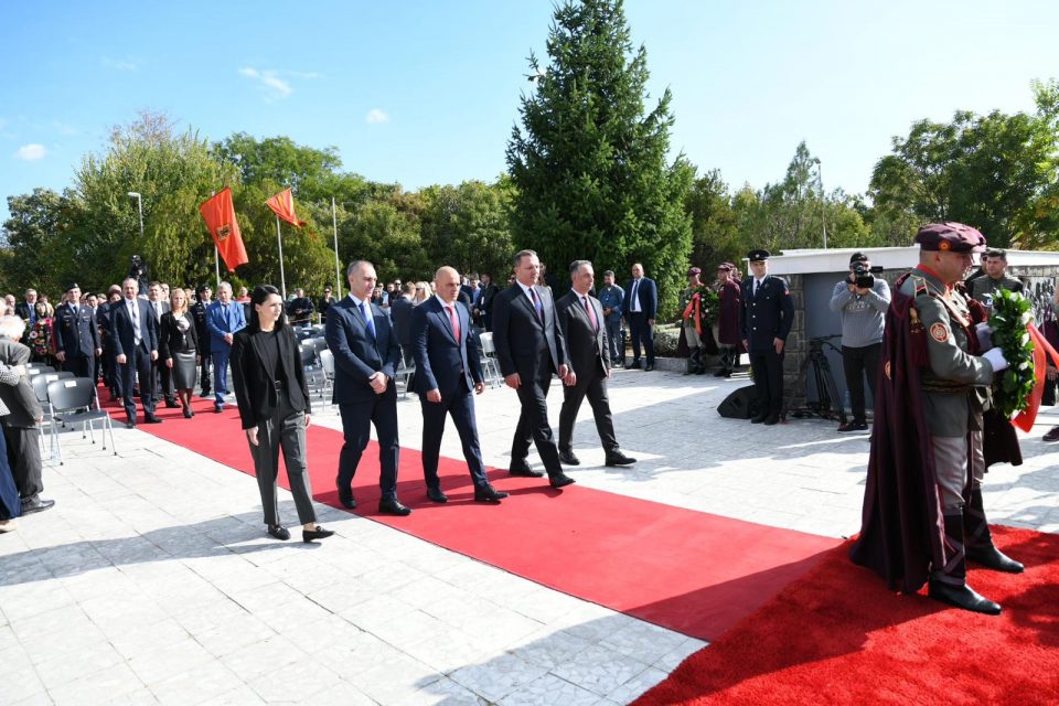 (ФОТО) Владина делегација предводена од премиерот Ковачевски по повод 11 Октомври оддаде почит на Спомен- костурницата во Куманово