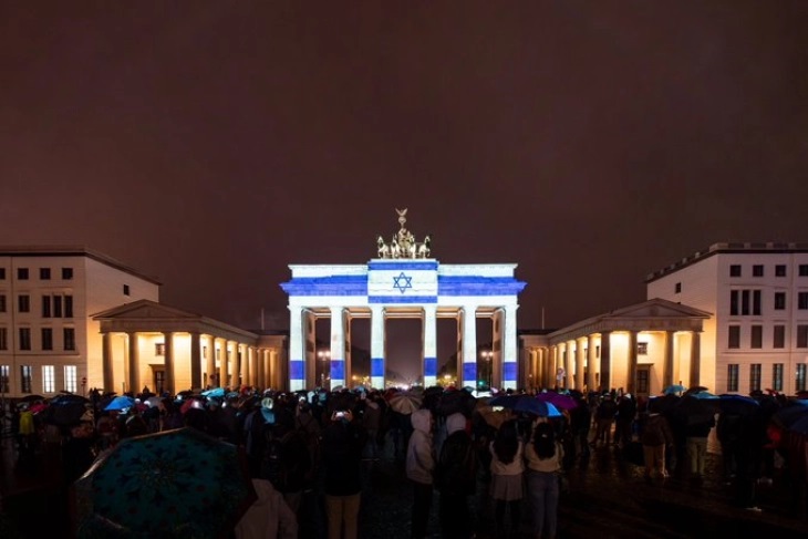 Бранденбуршката порта вечерва осветлена во боите на израелското знаме
