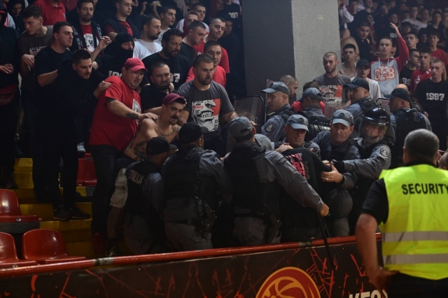 Ново кошаркарско дерби, нови инциденти: Навивачите на Работнички се степаа со полицијата!