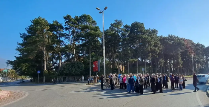 Блокиран влезот во Тетово: Пензионерите бараат повисоки пензии