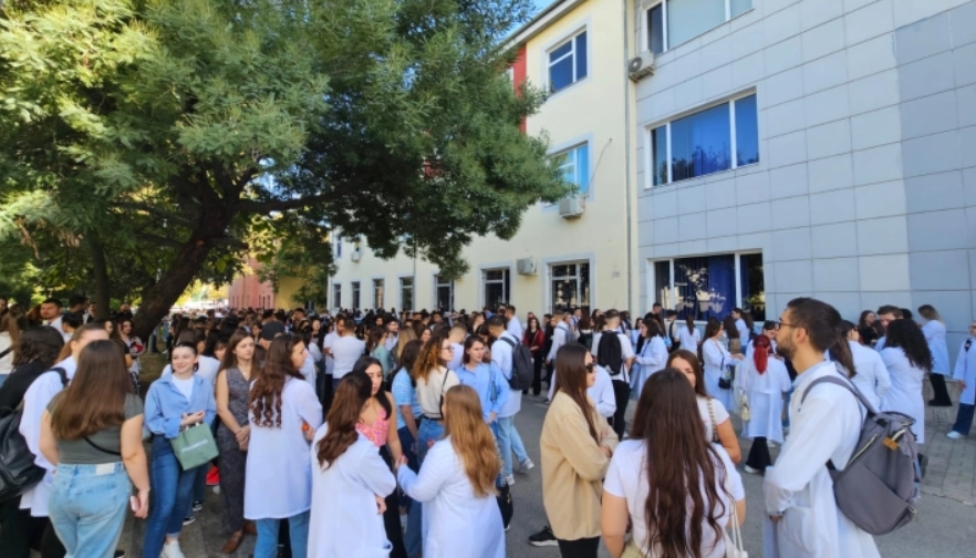 Албанските студенти по медицина излегоа на масовни протести
