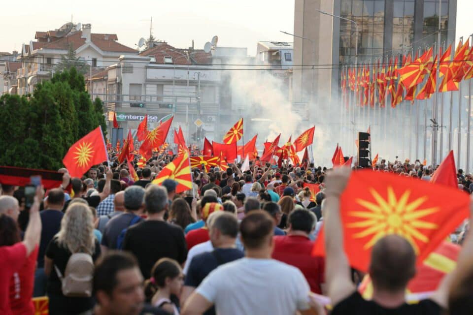 Анкета: Две третини од македонските граѓани не ја прифаќаат промената на името и Уставните измени