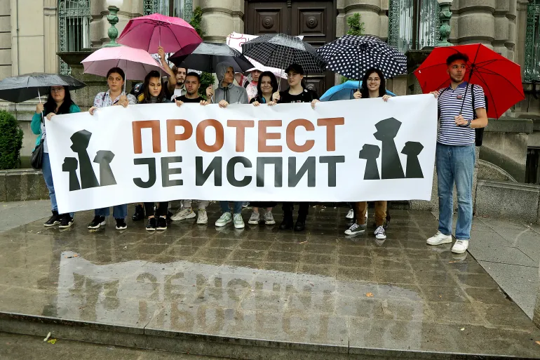 Истражување: Мнозинството млади луѓе сакаат да ја напуштат Србија пред да наполнат 30 години