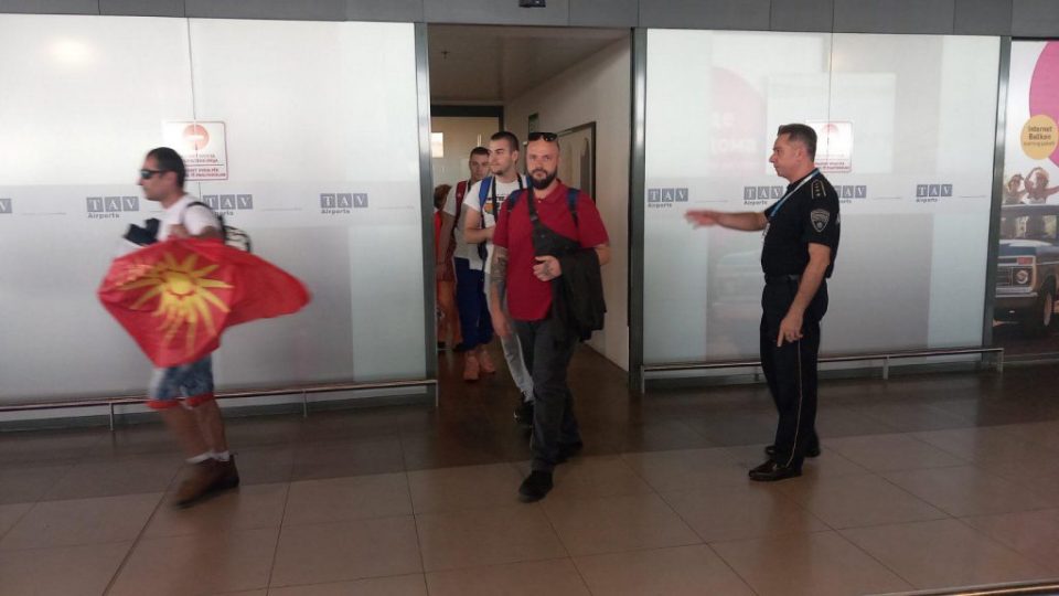 (ВИДЕО) Емотивен пречек од најблиските на скопскиот аеродром: Пристигнаа македонските граѓани од Израел