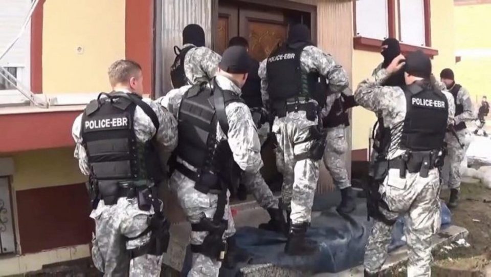 Полициска акција во Скопје: Пронајдена лабараторија за марихуана, се апсат дилери