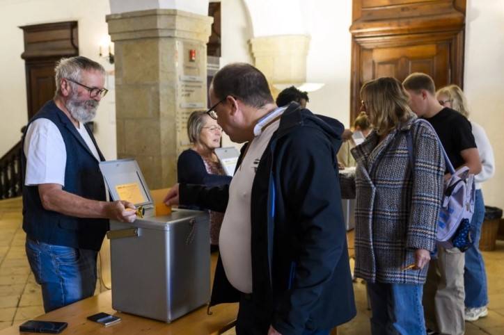 Десничарските популисти на Швајцарската народна партија убедливо водат на парламентарните избори во Швајцарија