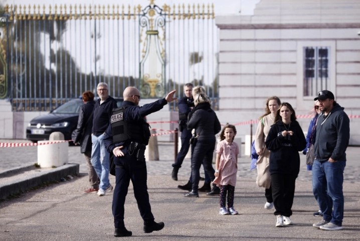 Версајската палата повторно евакуирана поради закана за бомба