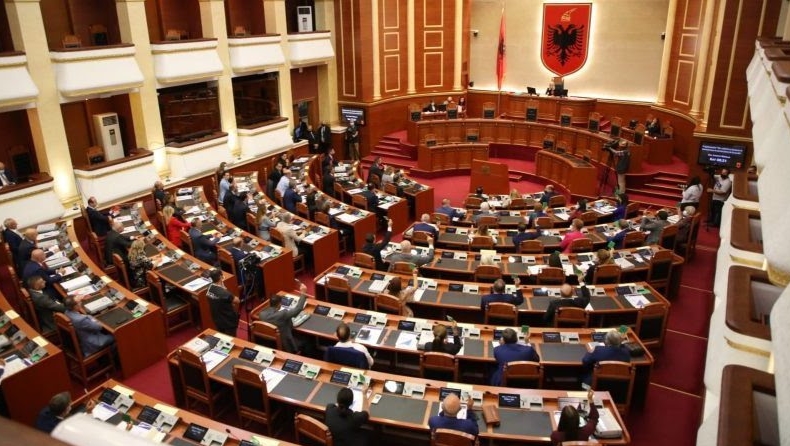 Хаос во албанскиот парламент- блокирана говорницата, тепачка меѓу пратеници