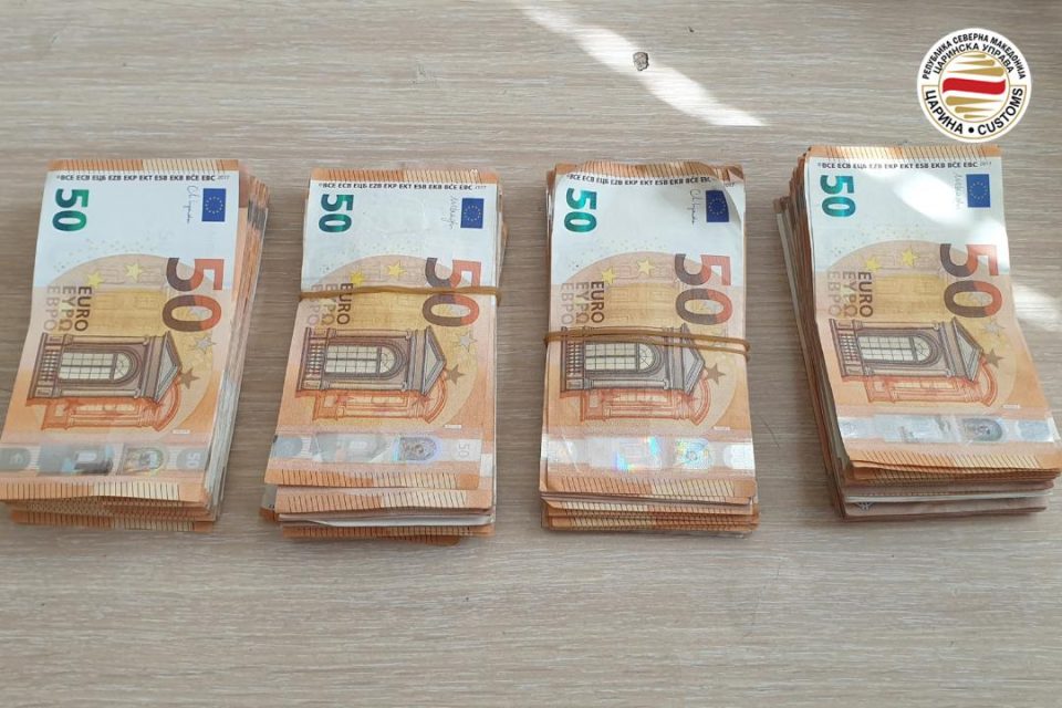 Царинска управа: Запленети 20 илјади евра кои македонски државјанин сакал да ги внесе во државата без да ги пријави