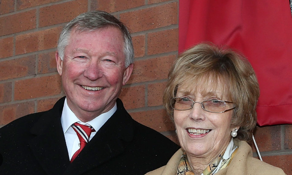 Тажна вест од Манчестер: Почина сопругата на легендарниот Сер Алекс Фергусон