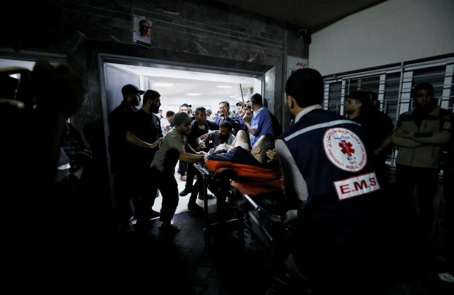 (ВОЗНЕМИРУВАЧКИ ФОТОГРАФИИ) Хаотични сцени пред болница во Газа: Лекарите оперираат на земја и по ходници