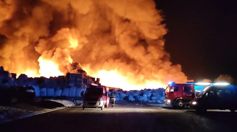 (ВИДЕО) Голем пожар во компанија во Осиек: „Не останувајте на отворено“