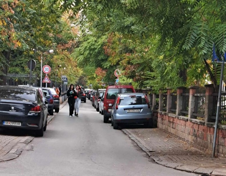 Автомобили паркирани на тротоар, а дечиња на улицата: Сообраќаен хаос во Општина Карпош