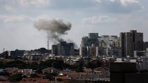 Најмалку 100 Израелци загинаа во напад на Хамас и 198 Палестинци во воздушни напади на израелските сили