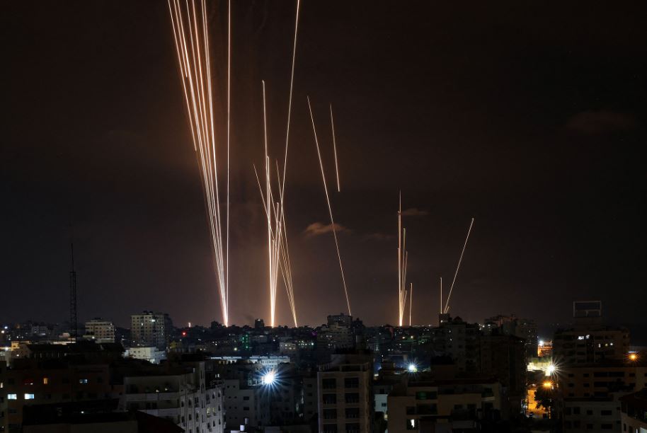 ВИДЕО: Сирени и силни експлозии над Тел Авив, борбите против Хамас продолжуваат на 22 места низ Израел