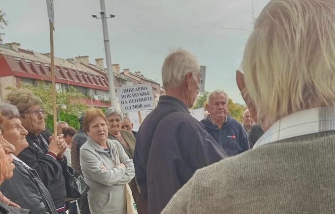 Неготинските пензионери излегoa на улица, бараат минимална пензија од 20 илјади денари и линеарно покачување до 5 илјади денари