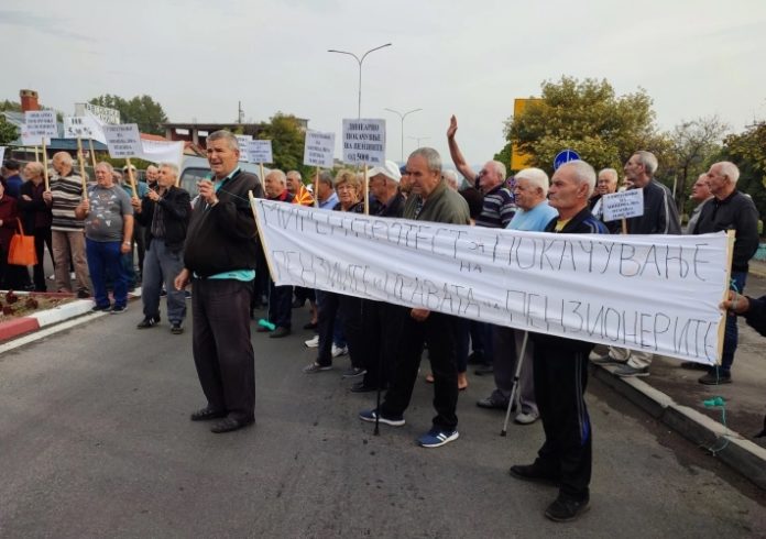 Пензионери го блокираа влезот и излезот на Неготино откај Гевгелија, со мирен протест бараат повисок стандард