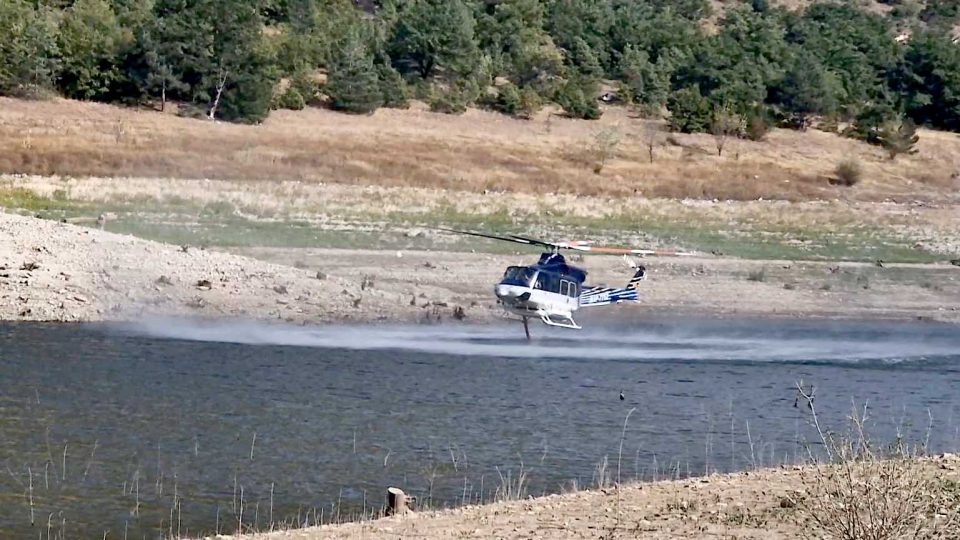 (ВИДЕО) Два полициски хеликоптерa со исфрлени над 30 тони вода учествуваа во локализирање на пожарот под Солунска Глава