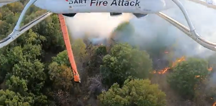 (ВИДЕО) Хеликоптерот на МВР исфрли над шест тони вода, локализиран пожарот во општина Студеничани
