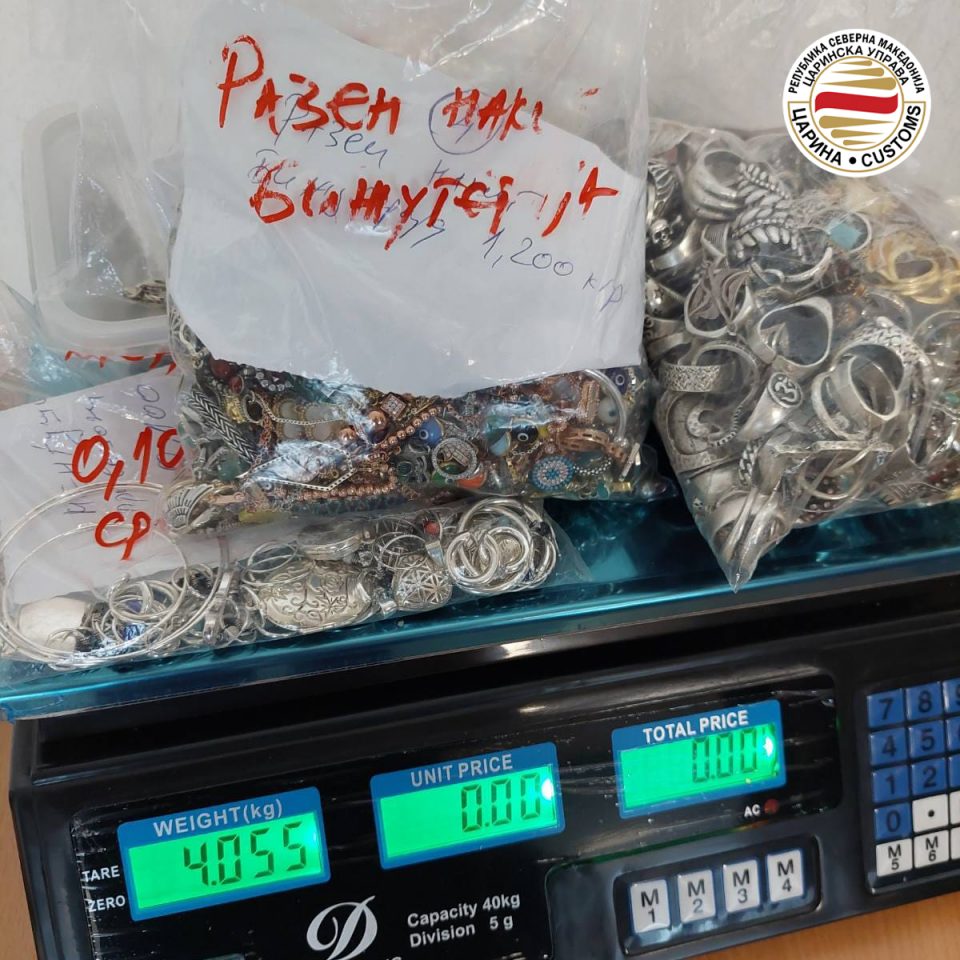(ФОТО) Запленети 5 килограми сребрен накит и бижутерија на Меѓународен Аеродром Скопје
