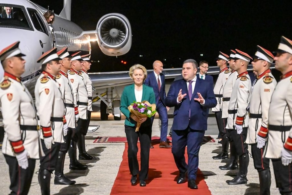 Маричиќ со букет ја пречека Фон дер Лајен на скопскиот аеродром